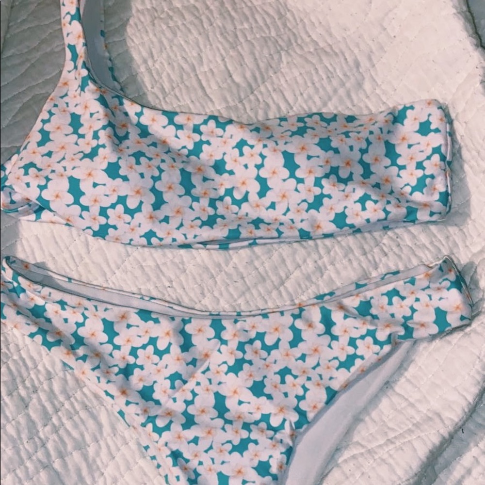 One shoulder bikini